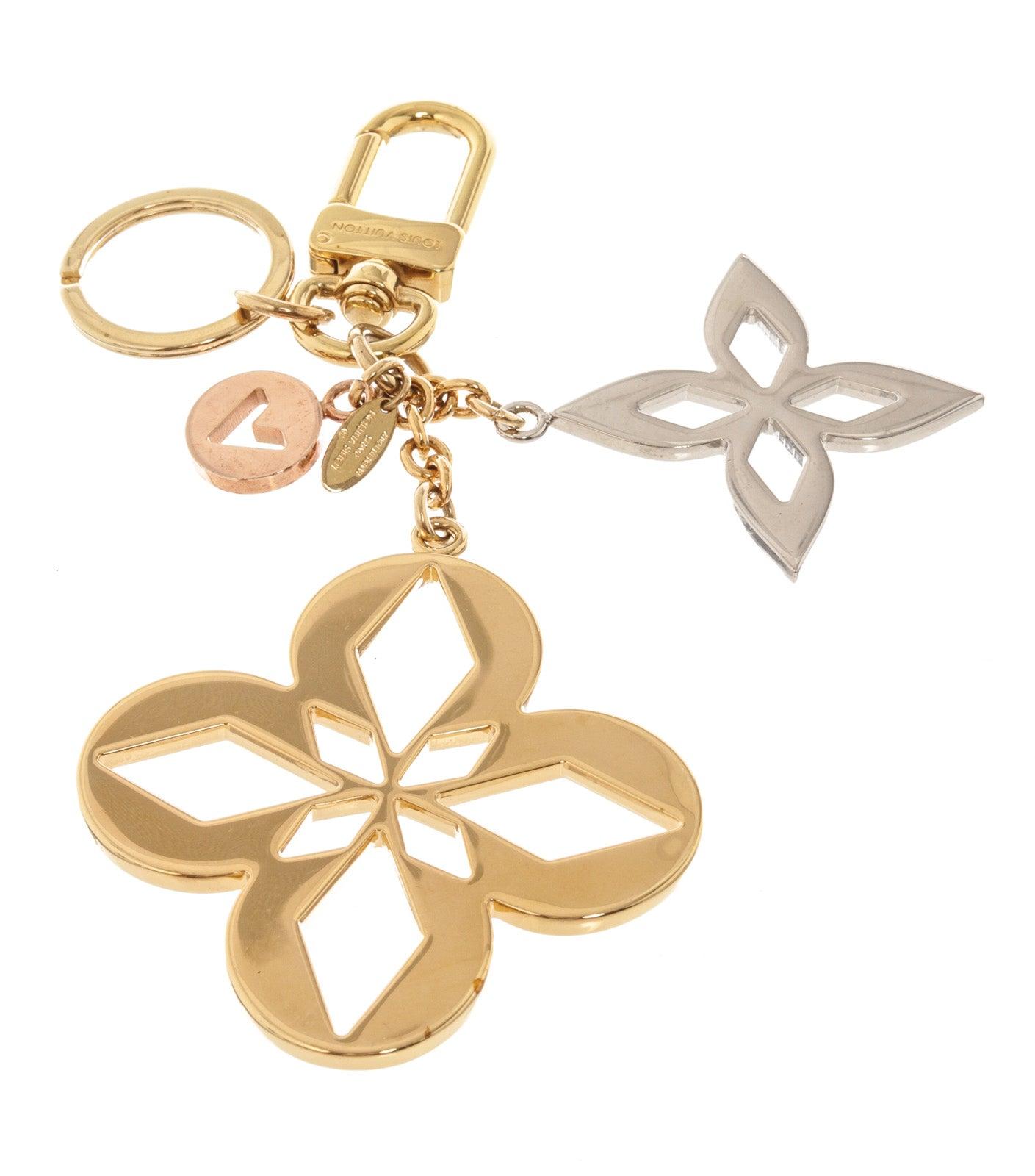 A timeless match for any bag, Louis Vuitton Malletage Blossom bag charm and key holder offers a graphic reinterpretation of the Monogram flower with our Malletage signature, features gold-tone hardware and D-ring clasp closure.

 

65847MSC