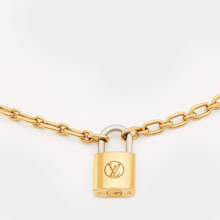 Louis Vuitton - Collier avec pendentif cadenas en or En vente sur 1stDibs