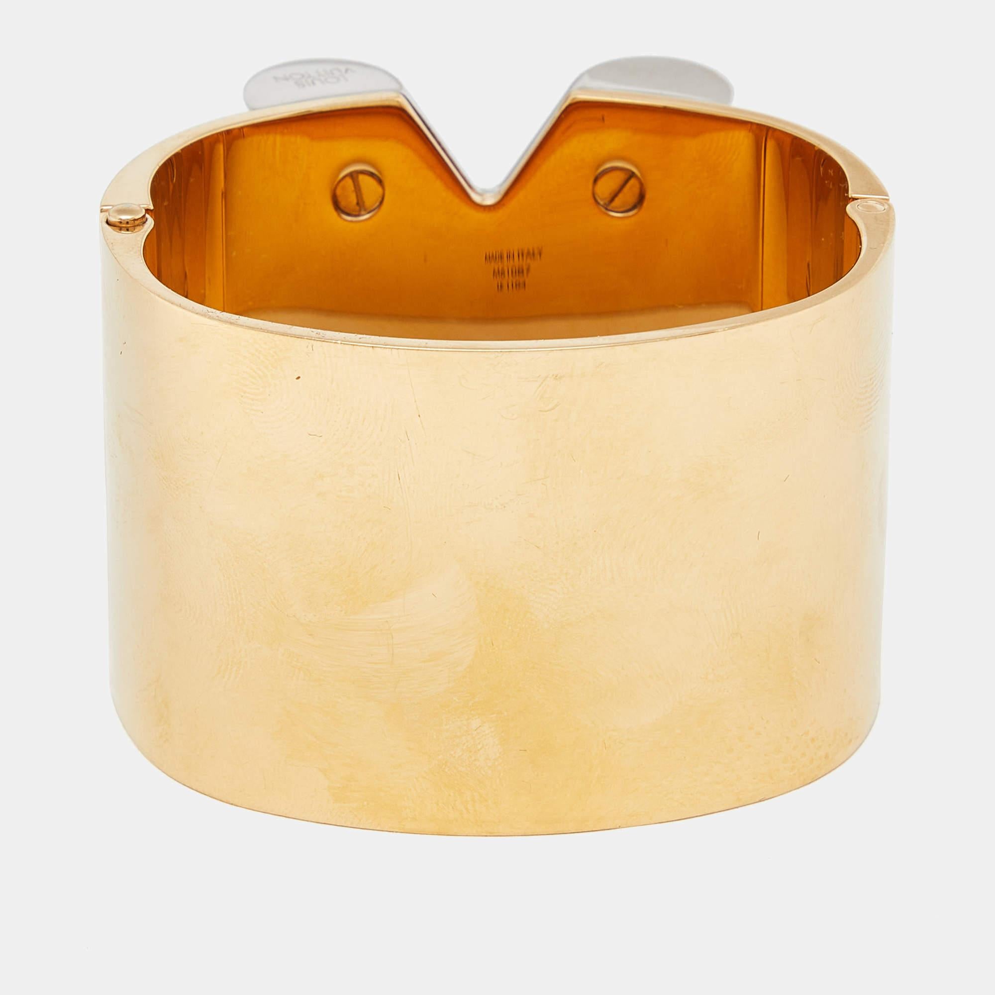 The choice of the best materials coupled with heritage artisanship makes this LV cuff bracelet a creation worth cherishing. It sits gracefully on any wrist.

