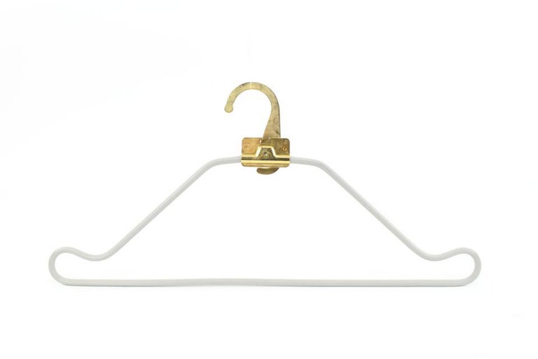 Louis Vuitton Gold x Grau Einziehbarer Kleiderbügel 14lv323s im Angebot bei  1stDibs