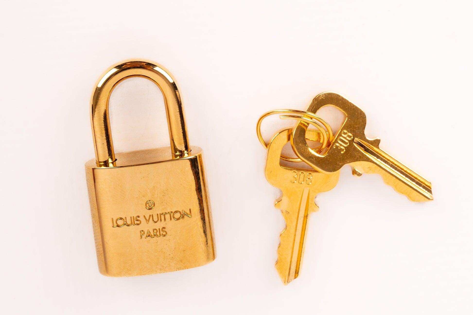 Louis Vuitton - (Made in France) Golden metal padlock with two keys.

Additional information:
Condition: Very good condition
Dimensions: Single-size

Seller Reference: ACC245
