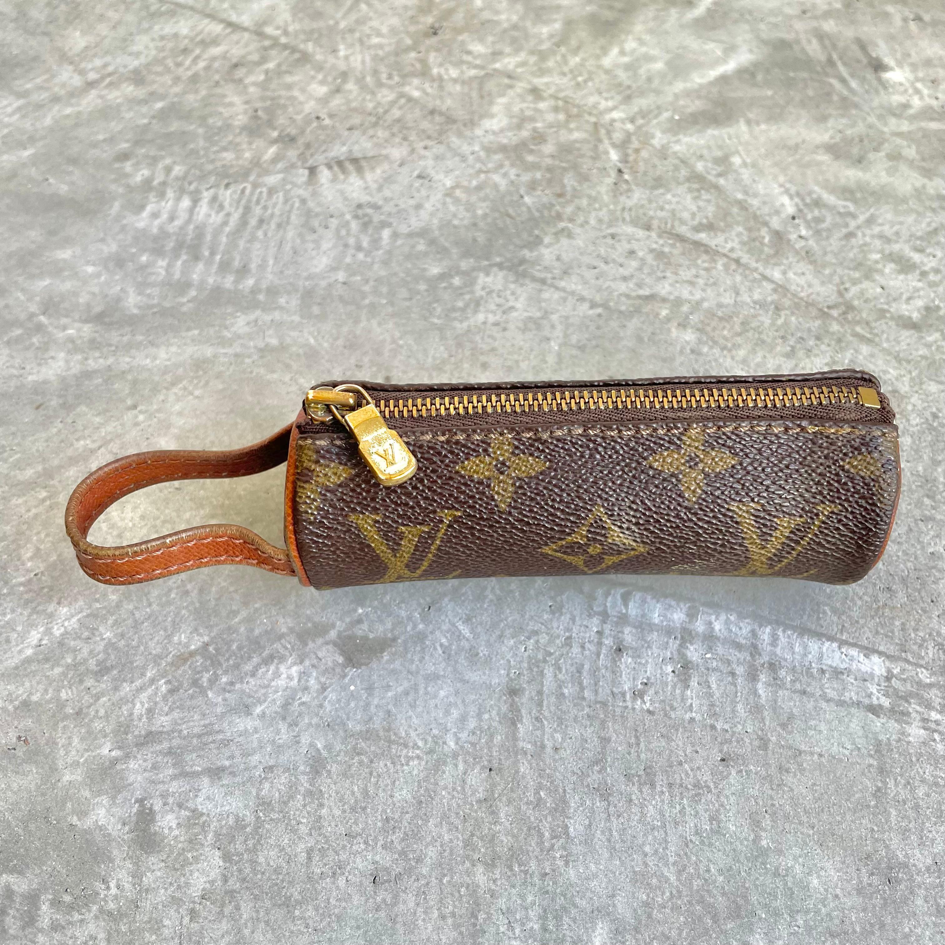 Louis Vuitton golf ball holder from the 1960s. Perfect for storing a few extra golfballs on the course. Also, great little accessory for storing makeup in your purse. Comes with a small leather strap for hanging or carrying. The case is made of the