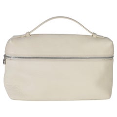 Loro Piana – Sac à main « Extra Pocket » en cuir de veau grainé couleur crème, modèle L27