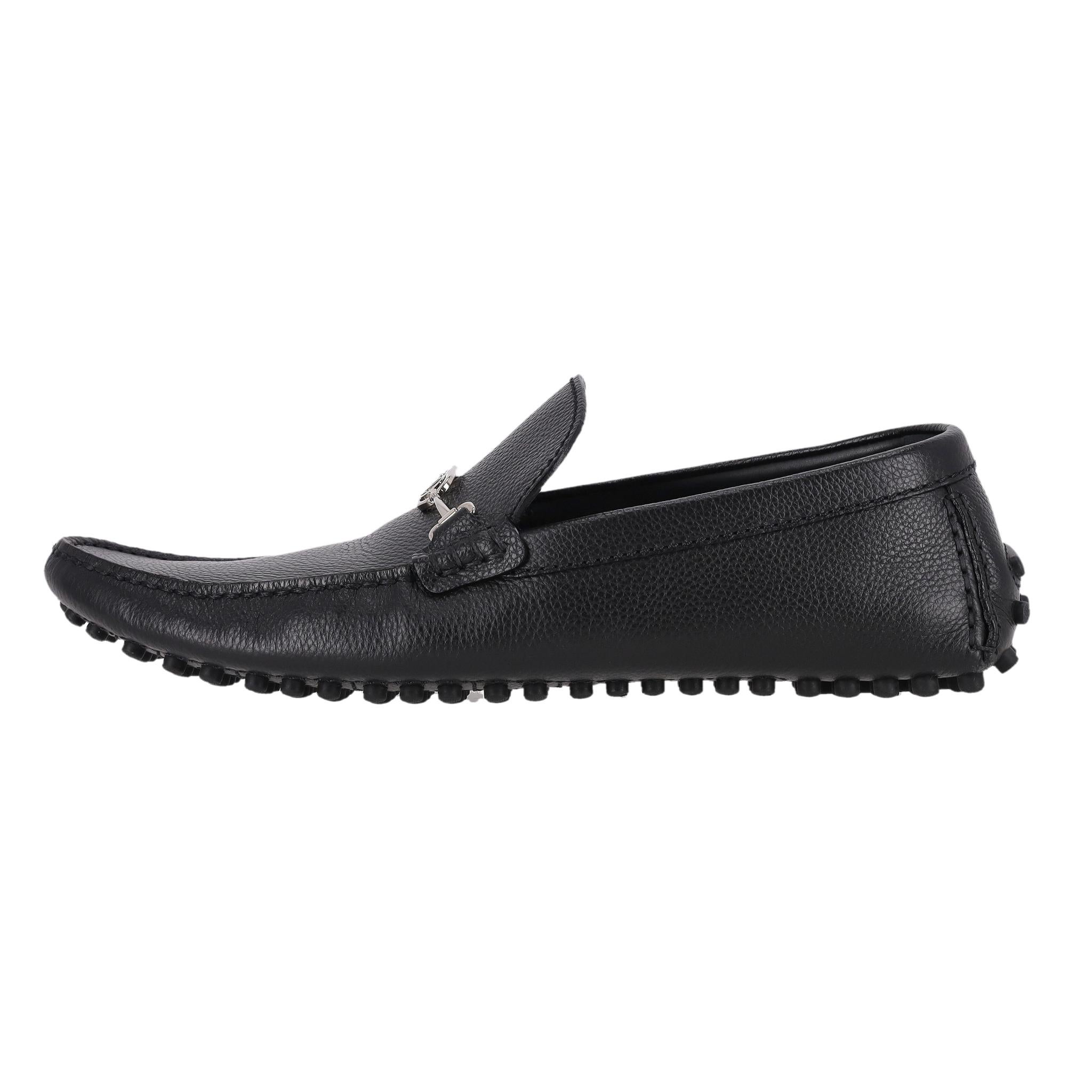 Louis Vuitton Loafers aus genarbtem Leder mit 'LV'-Schließe

Schwarze Loafer aus genarbtem Kalbsleder mit silberfarbener Schnalle mit den Initialen LV