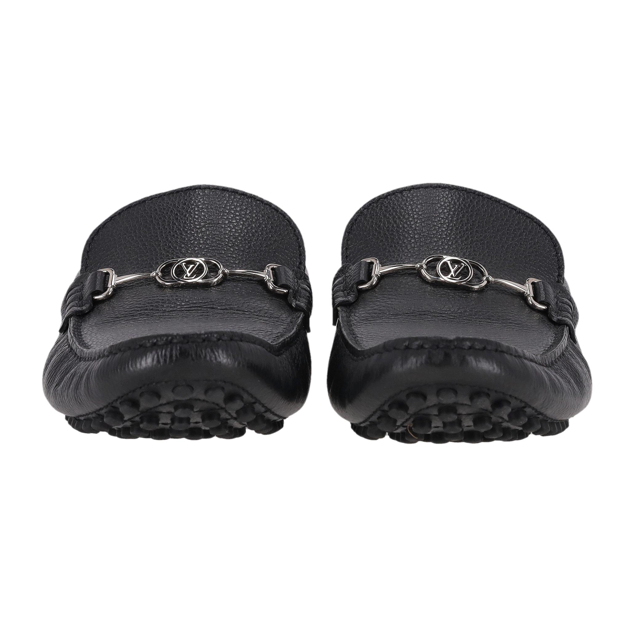 Louis Vuitton Loafers aus genarbtem Leder mit 'LV'-Schließe (Schwarz) im Angebot