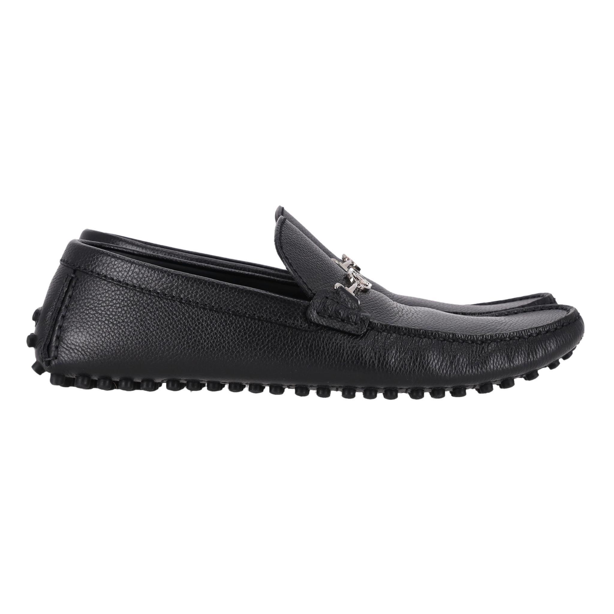 Louis Vuitton Loafers aus genarbtem Leder mit 'LV'-Schließe im Zustand „Hervorragend“ im Angebot in London, GB