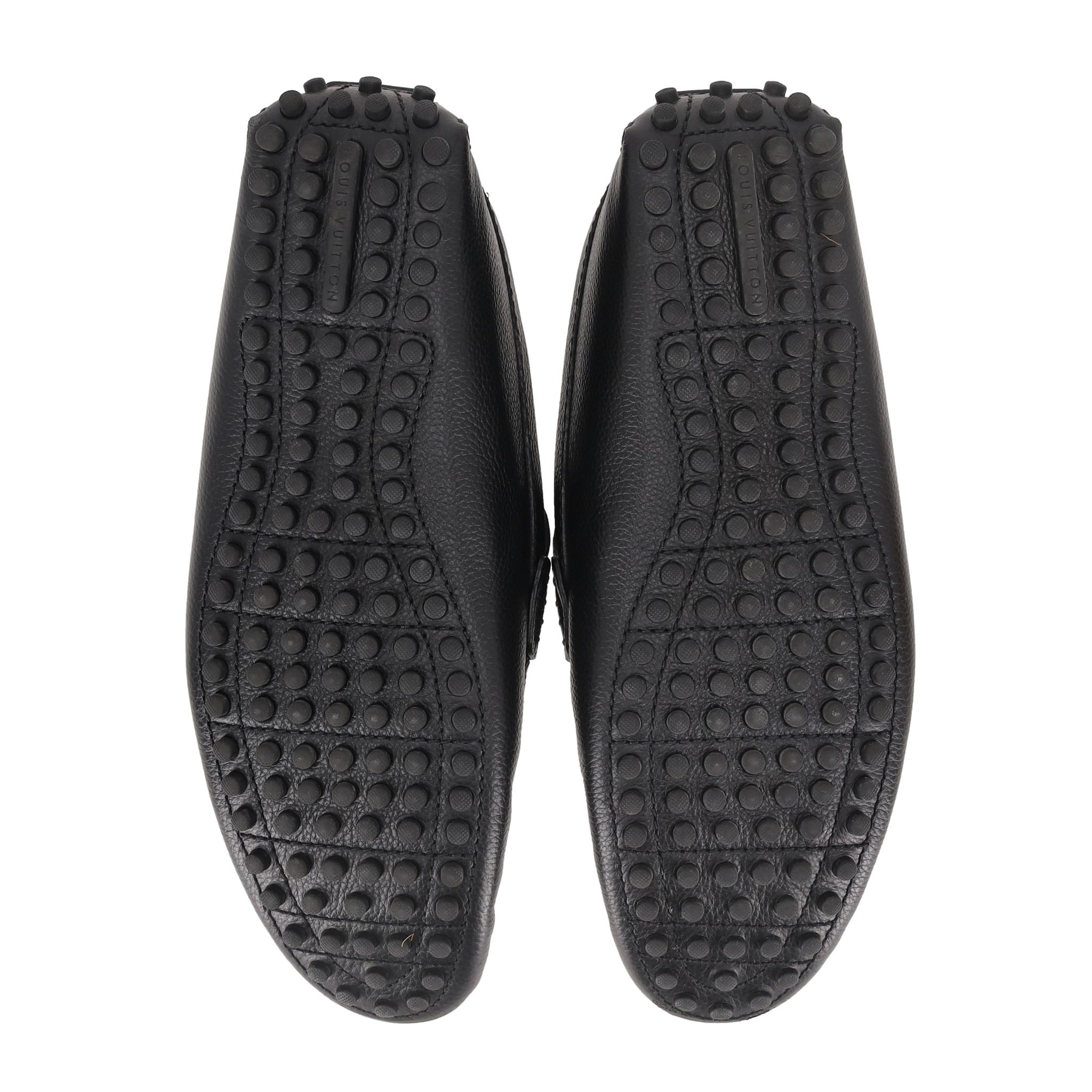 Louis Vuitton Loafers aus genarbtem Leder mit 'LV'-Schließe im Angebot 1