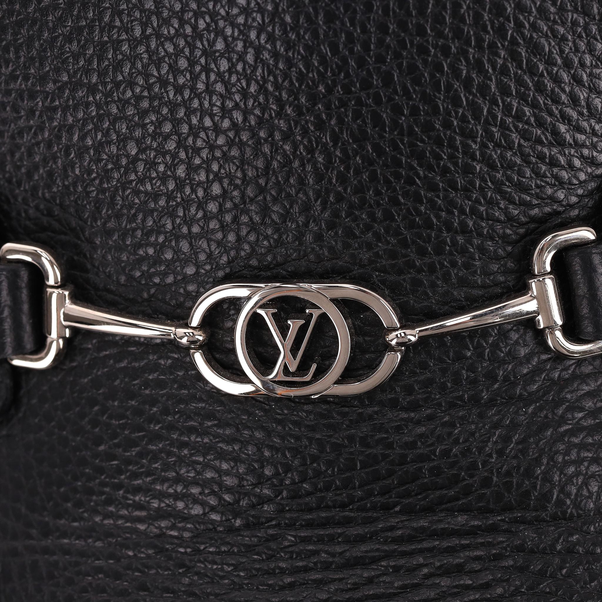 Louis Vuitton Loafers aus genarbtem Leder mit 'LV'-Schließe im Angebot 2
