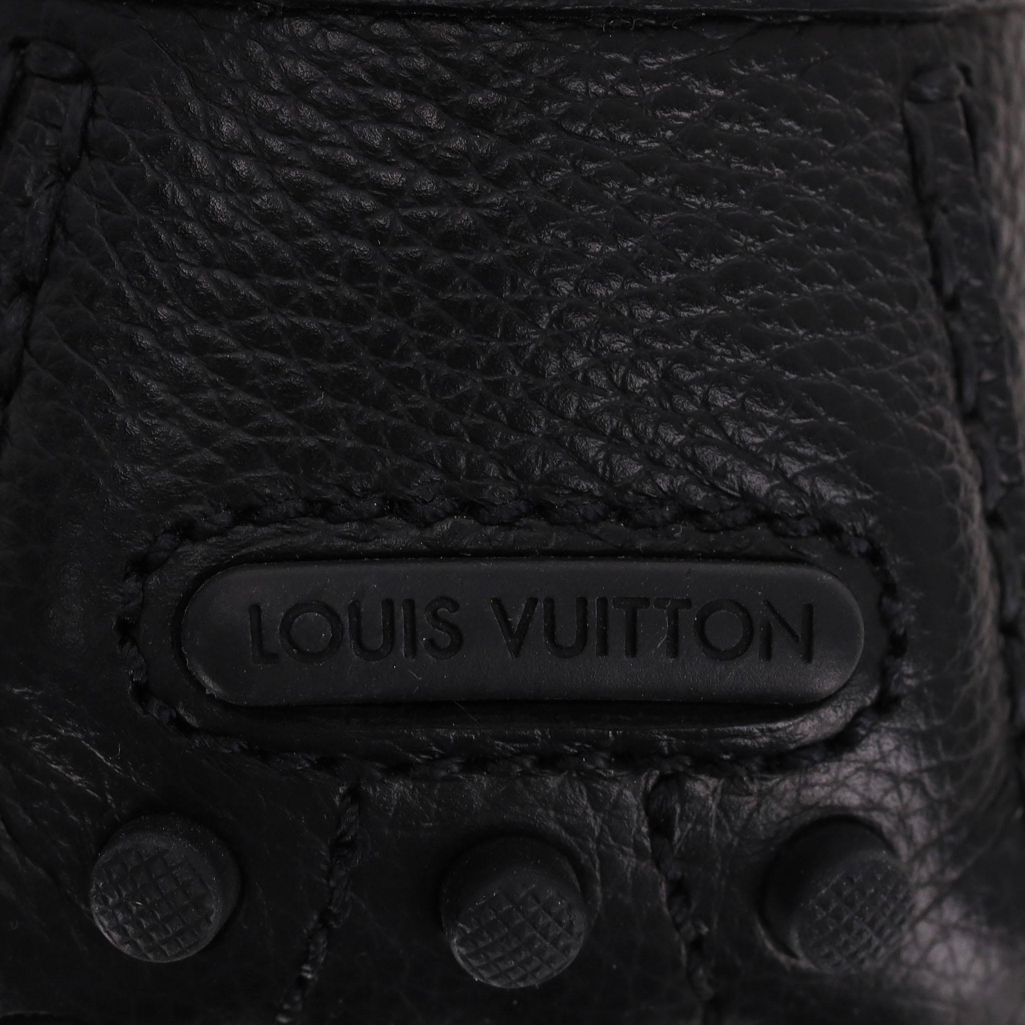 Louis Vuitton Loafers aus genarbtem Leder mit 'LV'-Schließe im Angebot 3