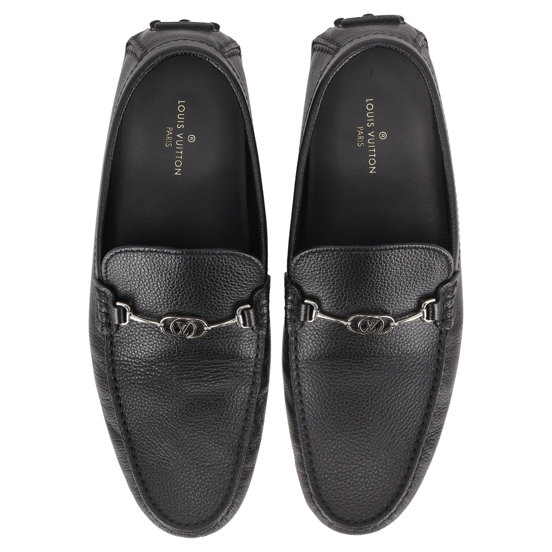 Louis Vuitton Loafers aus genarbtem Leder mit 'LV'-Schließe im Angebot