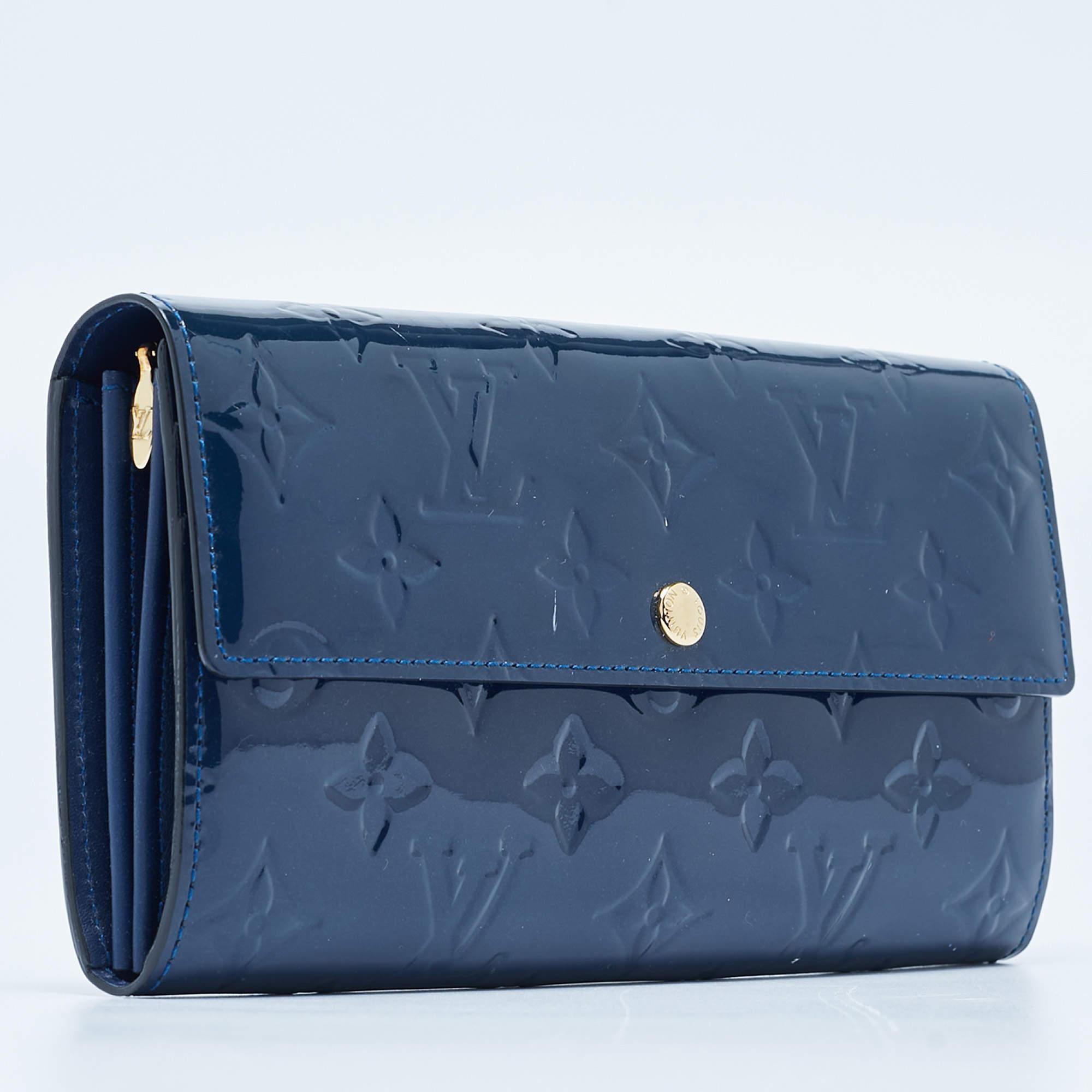 Louis Vuitton Großblaue Monogrammierte Vernis Sarah Brieftasche mit Monogramm im Zustand „Gut“ im Angebot in Dubai, Al Qouz 2