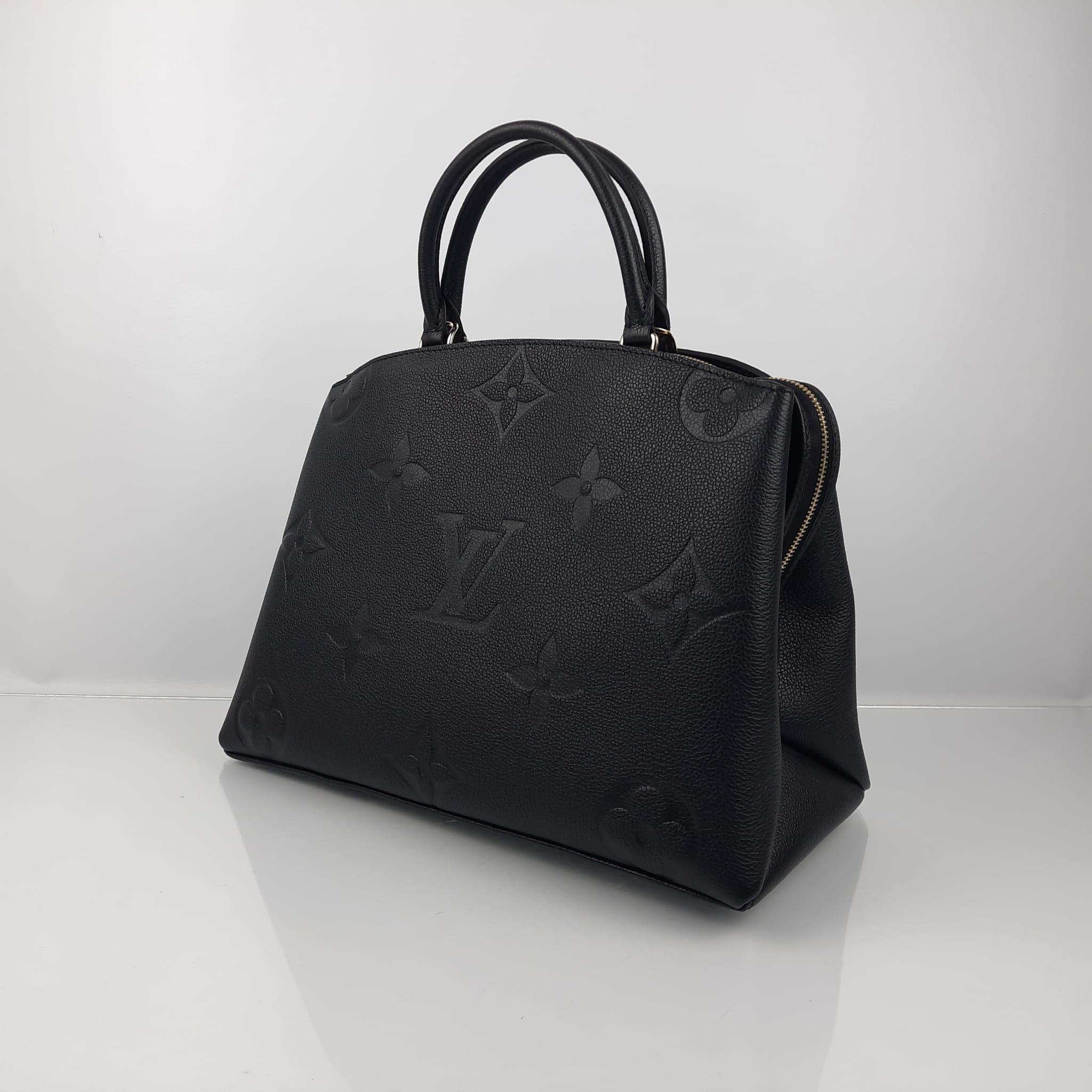 This elegant Grand Palais shopping bag in soft grained leather is embossed with the oversized Monogram motif. Its address tag and golden padlock recall Louis Vuitton's world of travel. Ideal for any occasion, this bag reveals an organized interior