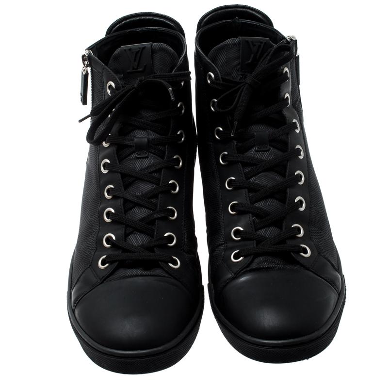 Exude high style in these super-stylish sneakers from the house of Louis Vuitton! They are carefully crafted from Damier Graphite fabric, suede and leather, and designed with laces on the vamps and side zippers. You are sure to receive both comfort