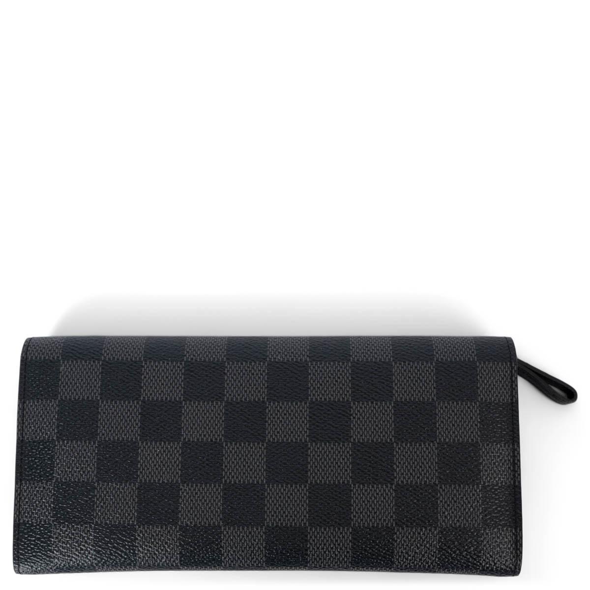 100% authentic Louis Vuitton Ron Long Modular wallet in Graphite Damier canvas with silver-tone hardware. When you open the flap, there are 3 types of detachable cases: card holder, coin purse, ID case, each of which can be used alone. Depending on