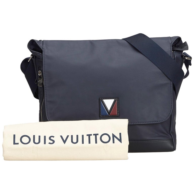 Louis Vuitton Gray Charcoal Leather V Line Messenger Bag France w/ Dust Bag For Sale at 1stdibs