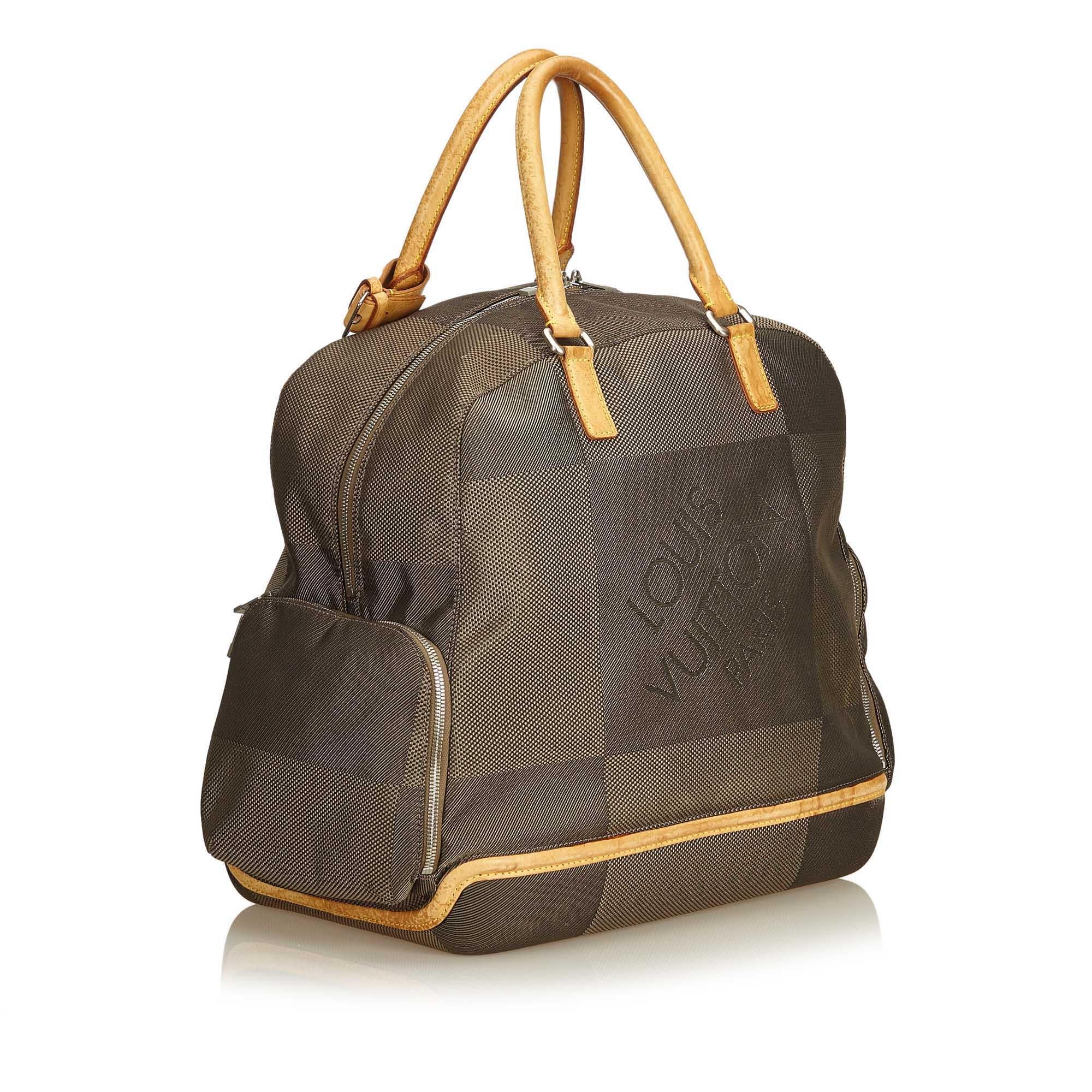 The Aventurier Polaire features a damier geant canvas body, rolled vachetta leather handles, top zip closure, and exterior side zip pockets. It carries as B condition rating.

Inclusions: 
This item does not come with inclusions.


Louis Vuitton