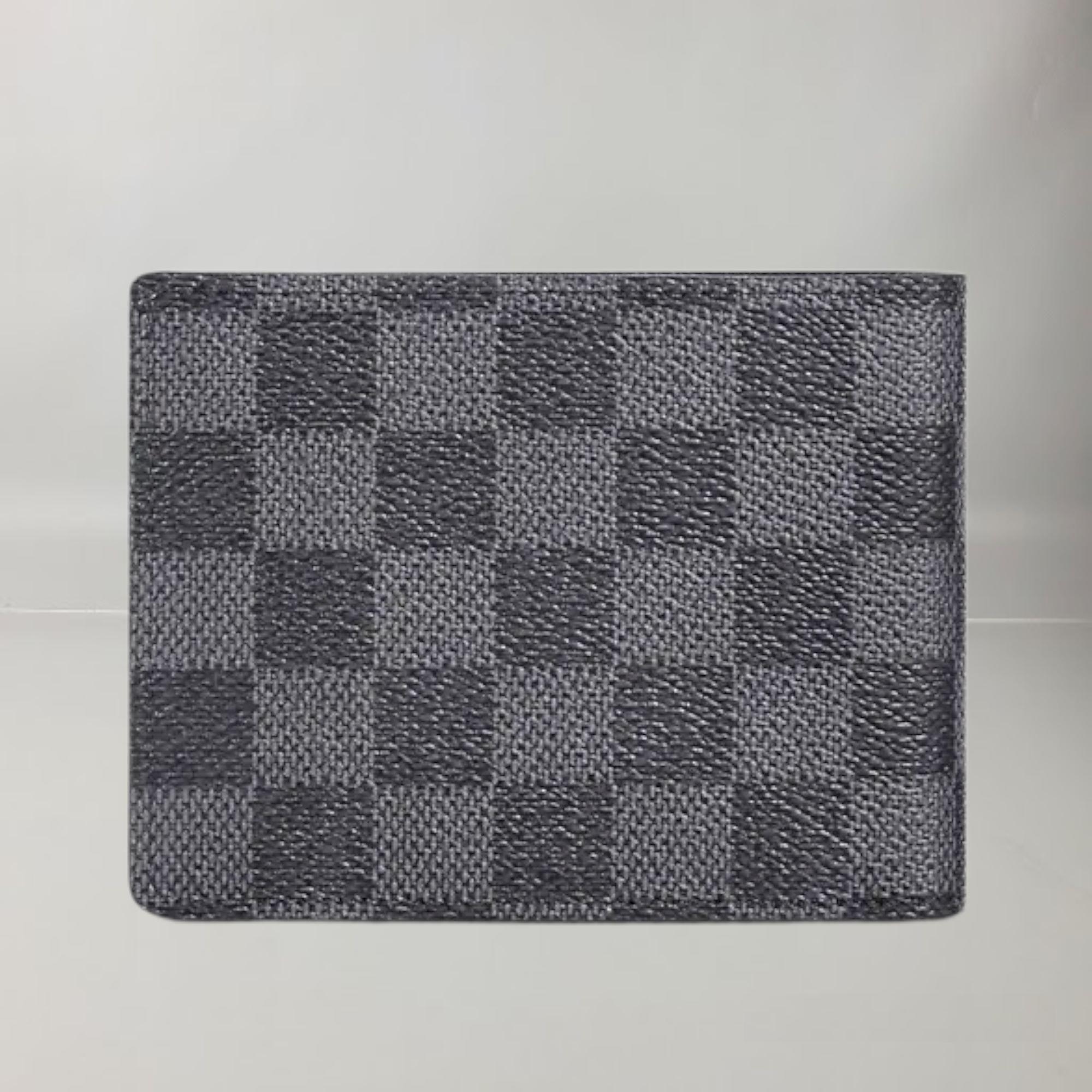 Gray Damier Graphite 3D canvas
Black cowhide leather trim
Textile lining
Silver metallic finishes
Three credit card slots
Two slots for business cards
Two compartments for bills
Two side slots for receipts