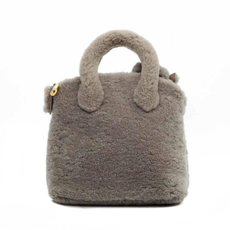 The Lockit sheepskin bag was created in 1958. For the fall winter 2011-2012 collection, Marc Jacobs, at the time artistic director of the Maison Louis Vuitton, offers a unique version of this Lockit model. In sheepskin it is lined with gray smooth