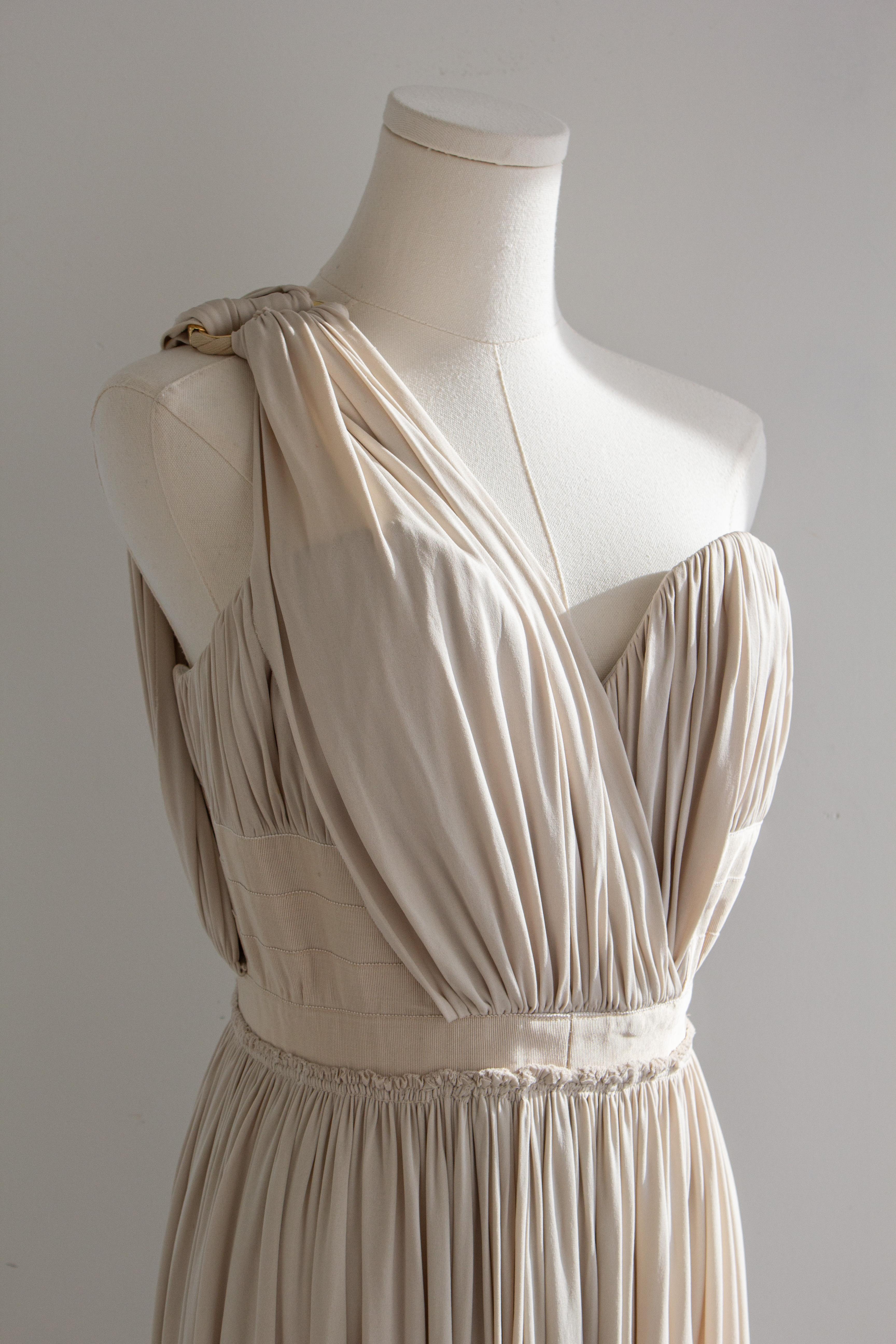 Louis Vuitton Grecian Haferflocken Beige plissiertes Abendkleid im Angebot 6