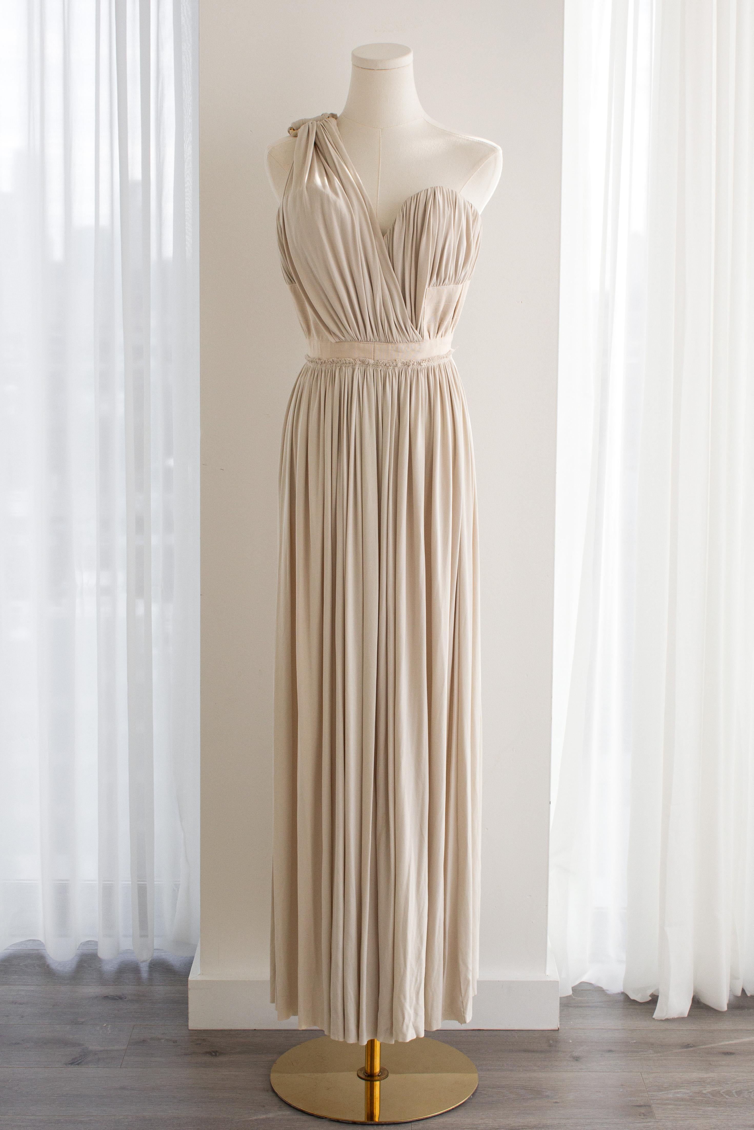 Absolut atemberaubendes und seltenes, griechisch inspiriertes Kleid von Louis Vuitton, gefertigt aus wunderschöner, weicher, beigefarbener Viskose mit elegantem, fließendem Faltenwurf. Dieses Design zeichnet sich durch eine Ein-Schulter-Silhouette