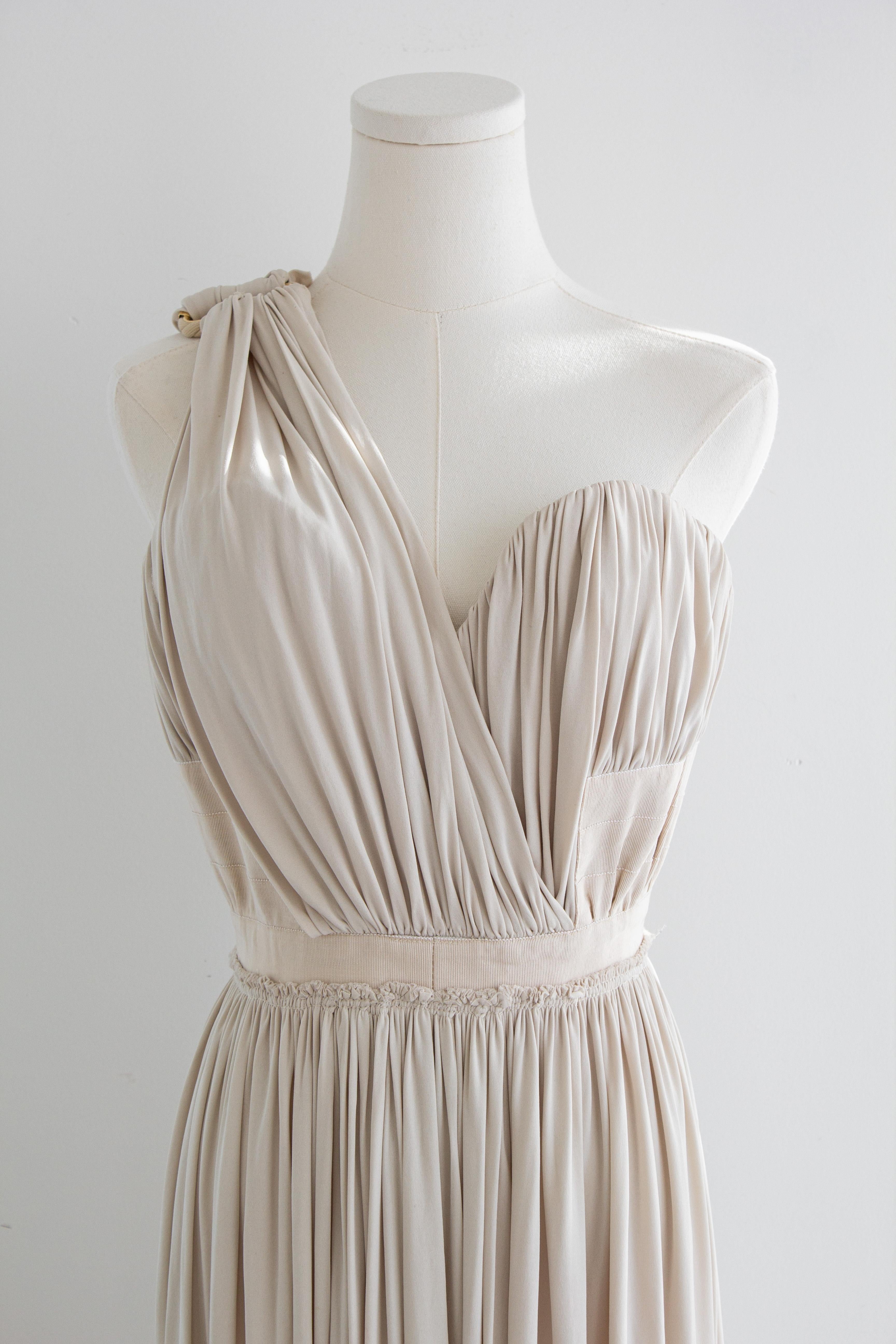 Louis Vuitton Grecian Haferflocken Beige plissiertes Abendkleid im Zustand „Gut“ im Angebot in Jersey City, NJ