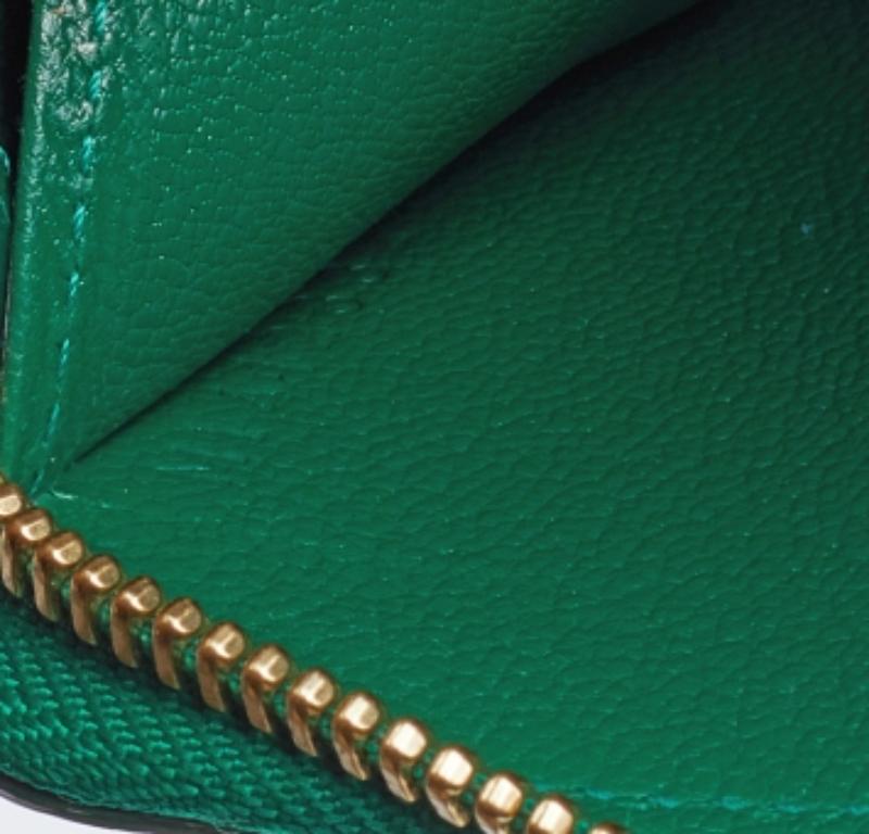 Louis Vuitton Green Alligator Leather Zippy Wallet In Good Condition For Sale In Dubai, Al Qouz 2