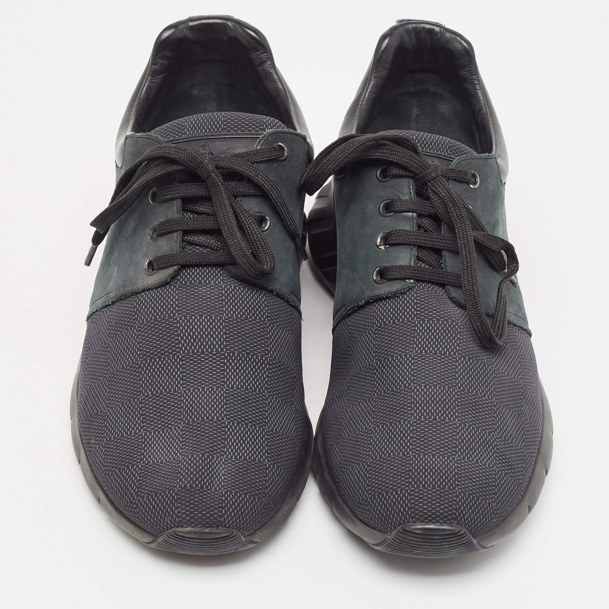Añade un toque llamativo a tu atuendo con estas zapatillas. Fabricadas con materiales de primera calidad, tienen la parte superior con cordones y plantilla relajante. La suela duradera de este par pretende proporcionarte comodidad a
