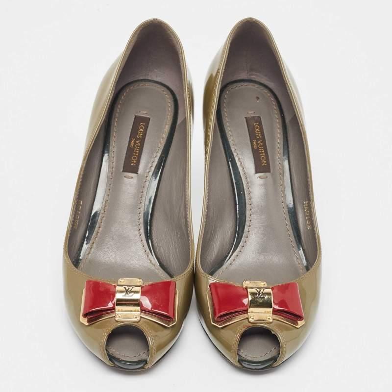 Louis Vuitton Green Bow Peep Toe Pumps Size 37 In Fair Condition In Dubai, Al Qouz 2