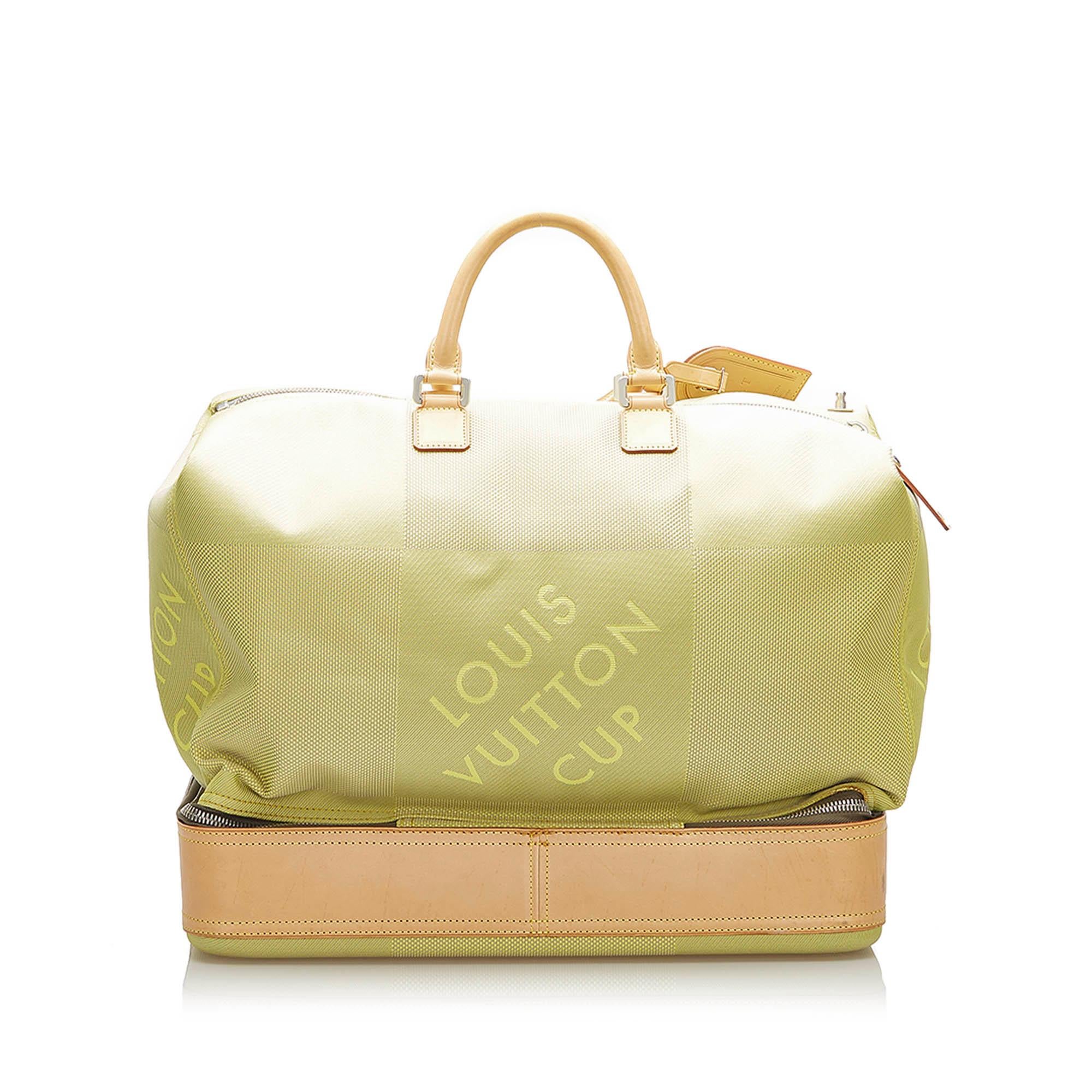 This Louis Vuitton bag is a timeless piece that can last you season after season. This green and brown bag will look unbelievable with a diverse outfit. Designed from high-quality Damier canvas, this bag is known for better comfort and