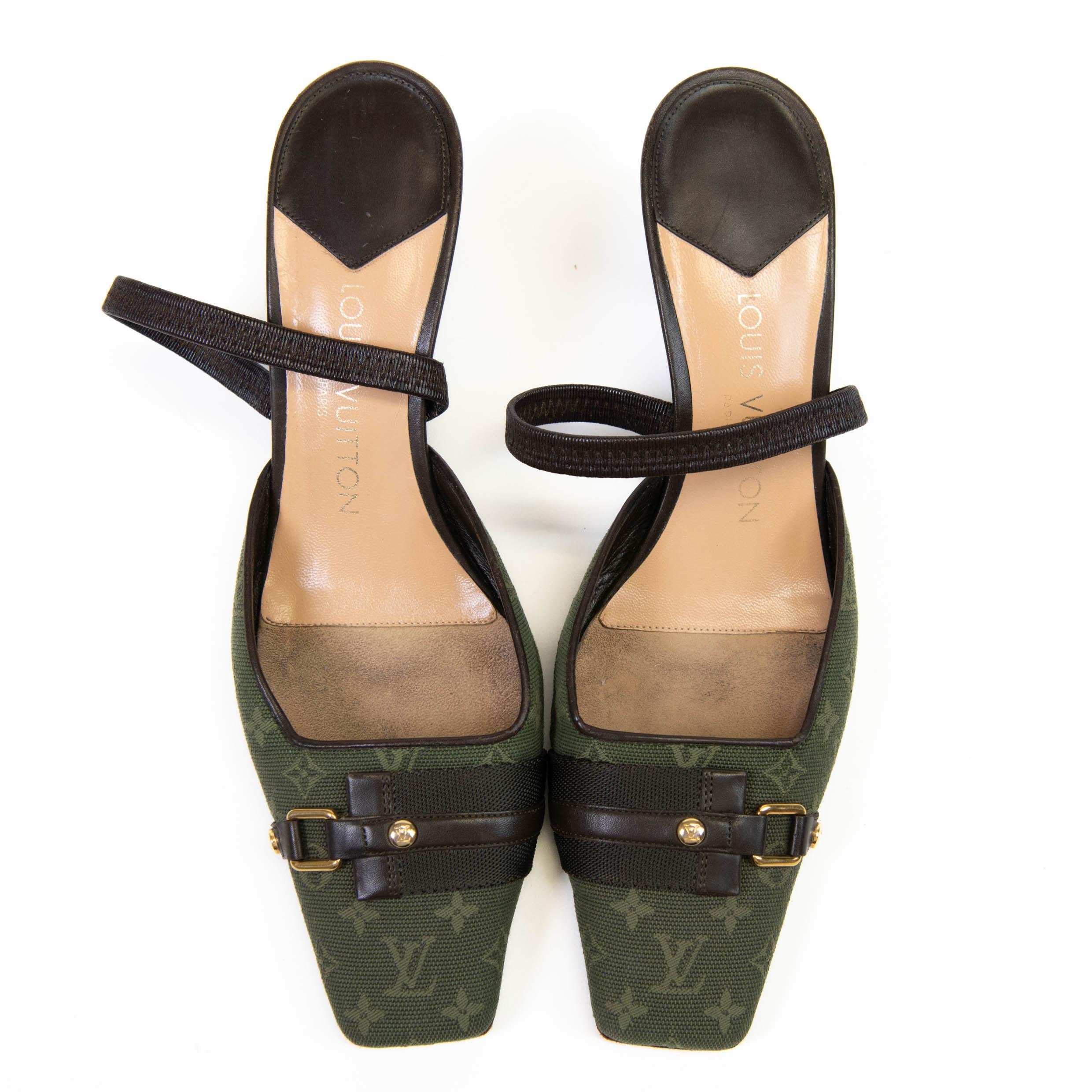 100% auténtico 

Marca un estilo chic con estos zapatos de salón Louis Vuitton. Presentan tacones robustos y suelas duraderas, ¡perfectos para tus salidas a la moda!

Muy buen estado - Desgaste en las suelas

Tamaño del tacón: 9