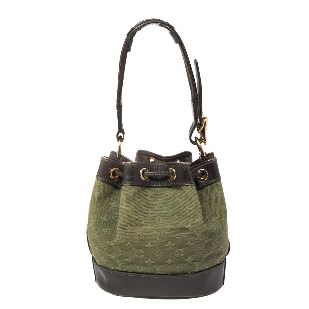 Diese Noelie in Mini Lin Canvas kommt im Bucket-Bag-Stil daher. Es hat Lederbesätze:: eine Lederbasis:: einen einzelnen Griff und goldfarbene Beschläge. Das Oberteil mit Kordelzug sichert ein mit Segeltuch gefüttertes Inneres:: das so groß ist::
