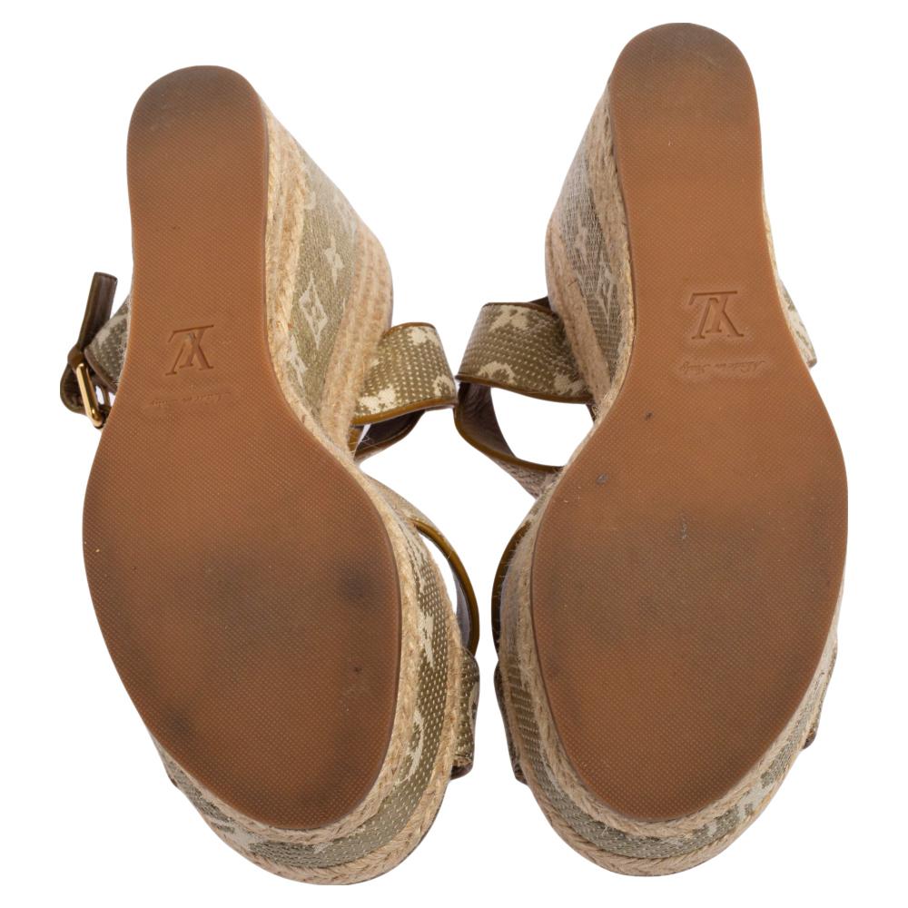 Nothing can revamp your look more than a good pair of sandals. The House of Louis Vuitton presents these crisscross slingback sandals that are here to add some refinement and elegance to your attire. Made with green Monogram canvas on the upper and