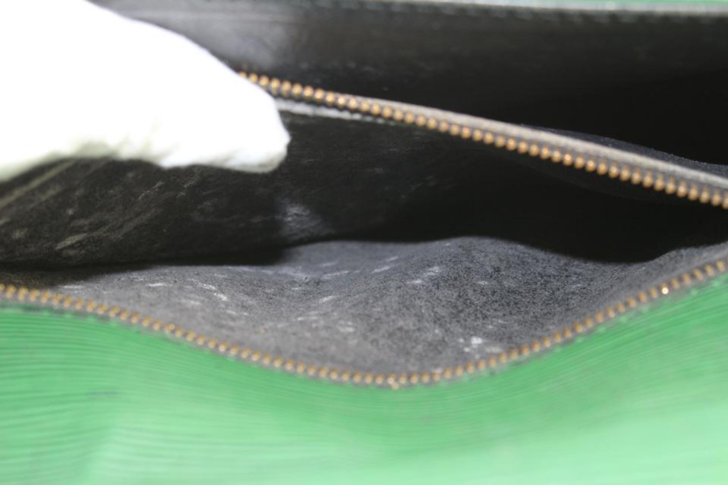 Louis Vuitton Green Epi Leather Borneo Saint Cloud Crossbody Bag 1LV1015 In Fair Condition In Dix hills, NY