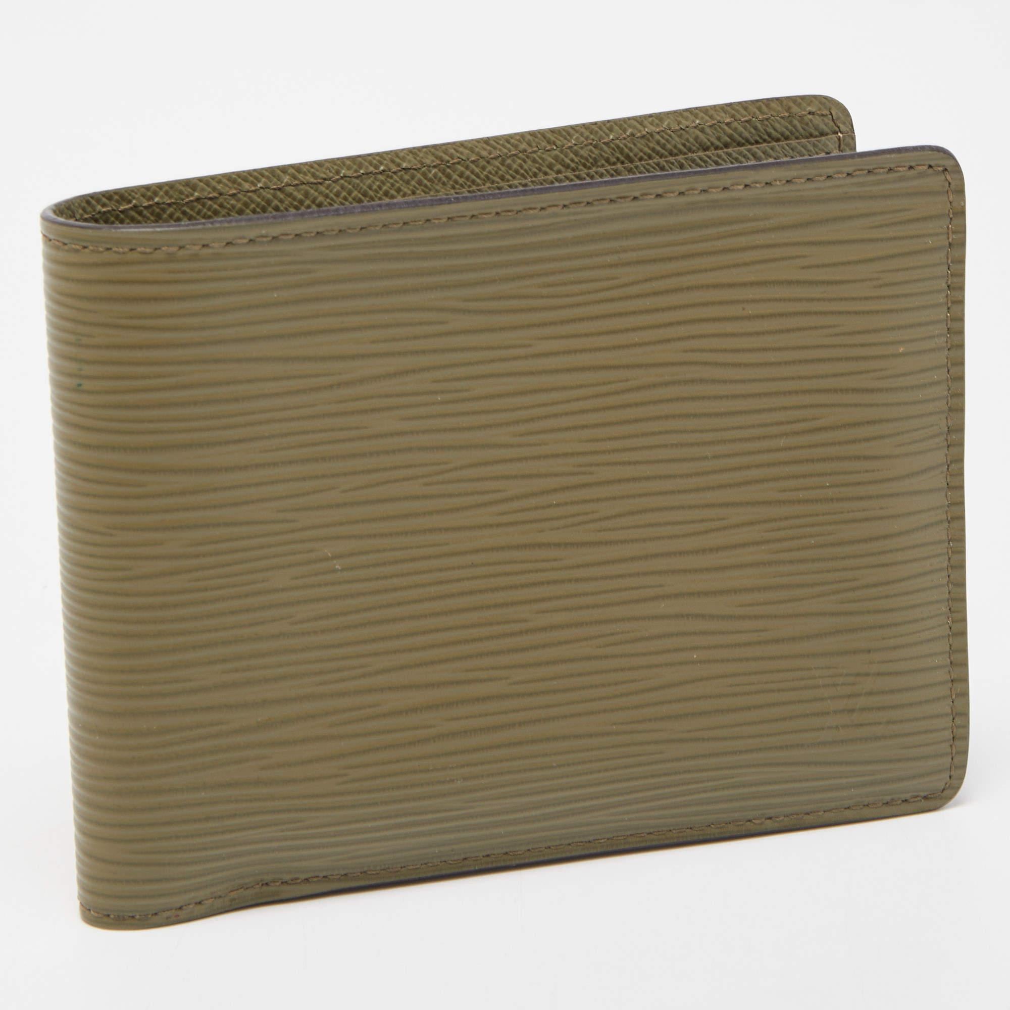 Louis Vuitton Green Epi Leather Multiple Wallet In Excellent Condition In Dubai, Al Qouz 2