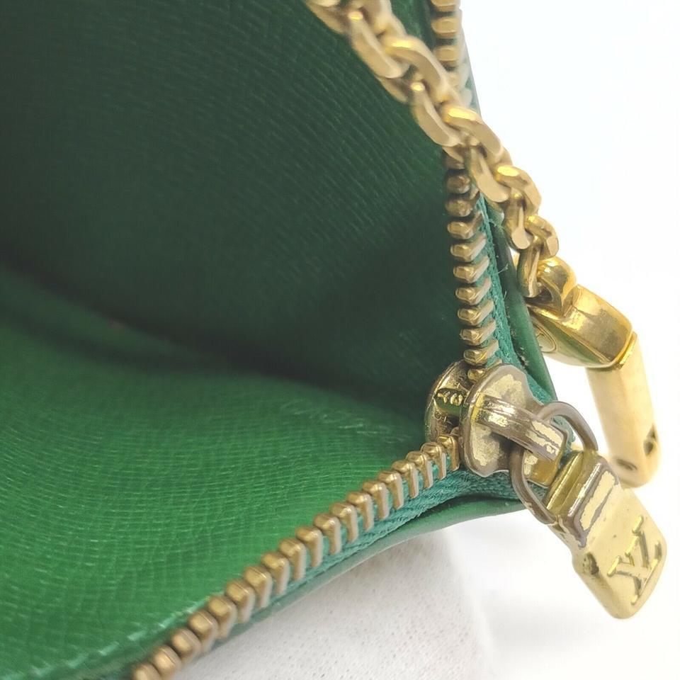 Louis Vuitton Green Epi Leather Pochette Cles Key Pouch  862370 In Good Condition In Dix hills, NY