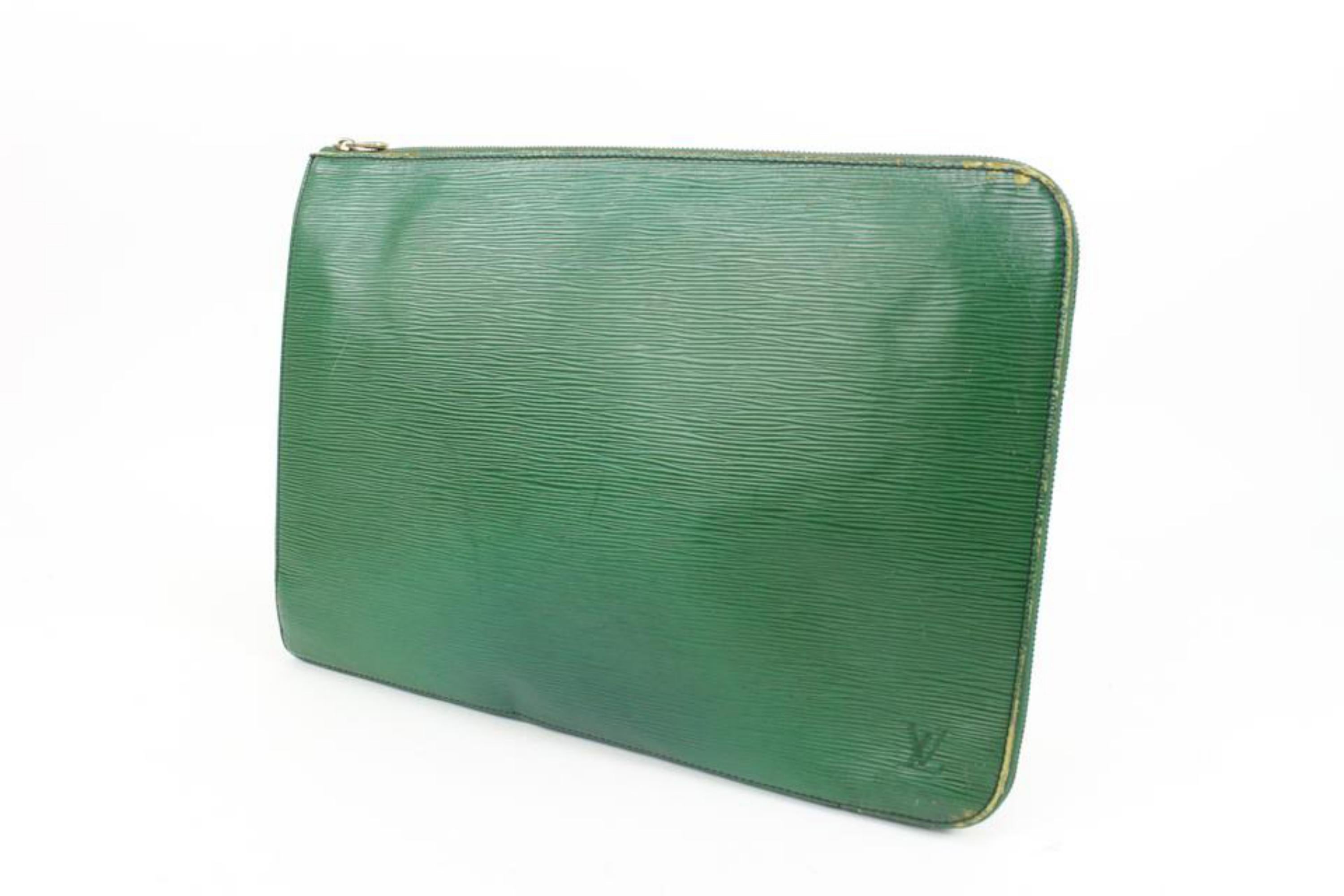 Louis Vuitton Green Epi Leather Pochette Documents 44lk87
Date Code/Serial Number: VI0971
Made In: France
Measurements: Length:  14.75