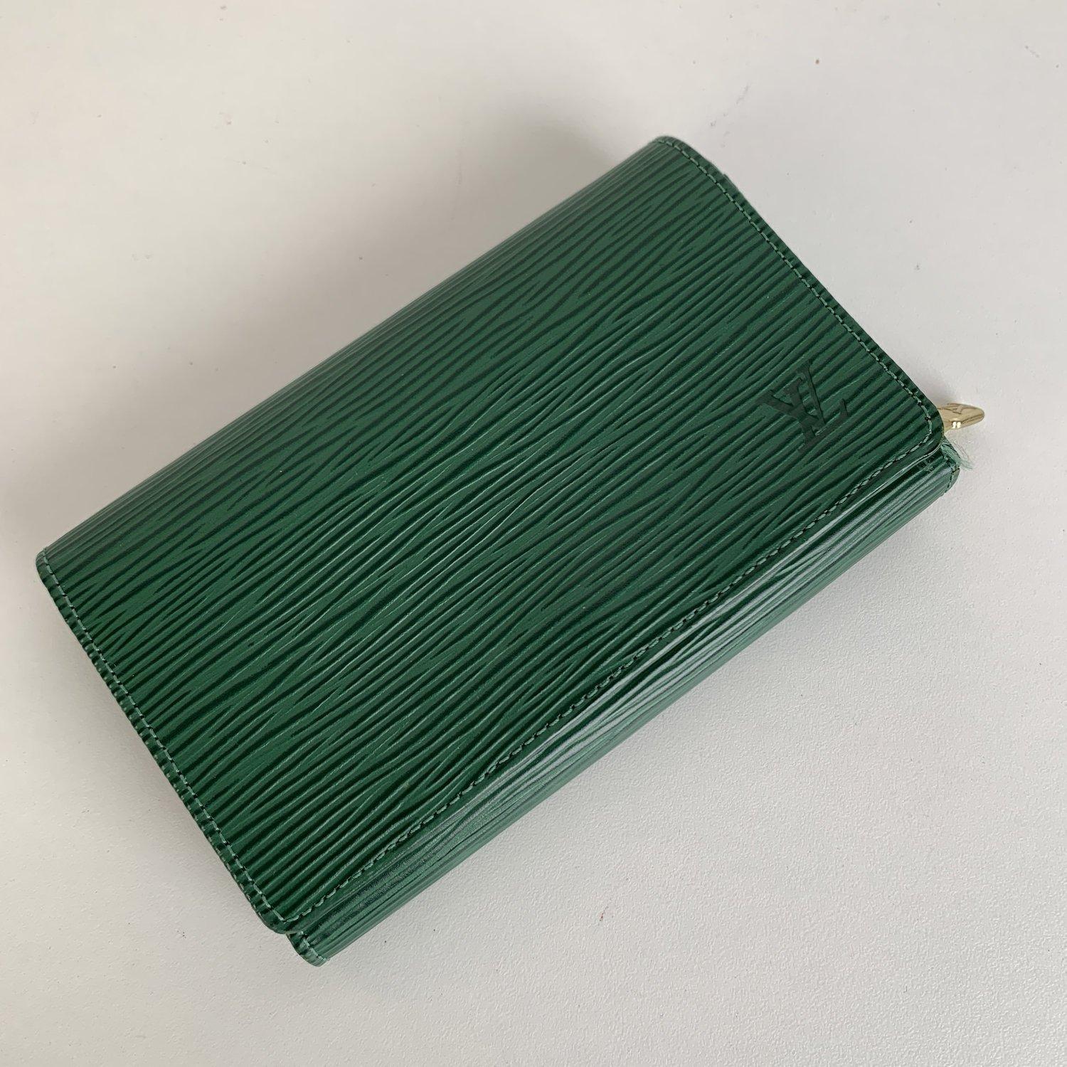 Louis Vuitton Green Epi Leather Porte-Monnaie Tresor Wallet In Good Condition In Rome, Rome