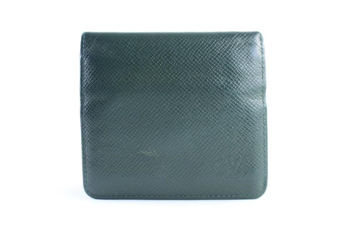 Louis Vuitton Green Epicea Taiga Leather Bifold 11lr0626 Wallet In Good Condition For Sale In Dix hills, NY