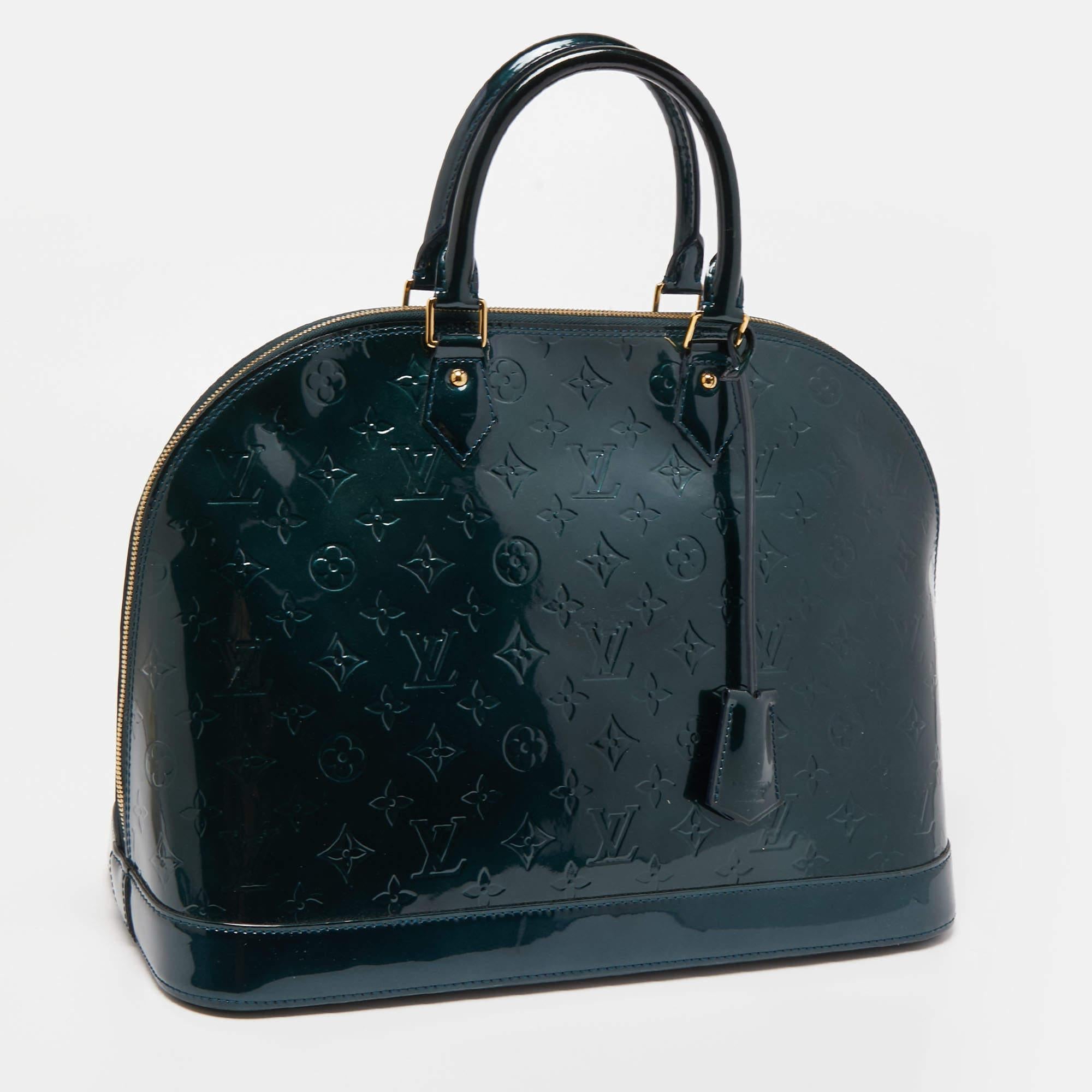 Présenté par Gaston-Louis Vuitton en 1934, le Louis Vuitton Alma se définit par des courbes élégantes et des caractéristiques notables. Issu de l'une des collections les plus emblématiques de Louis Vuitton, ce sac GM est imprégné d'un savoir-faire