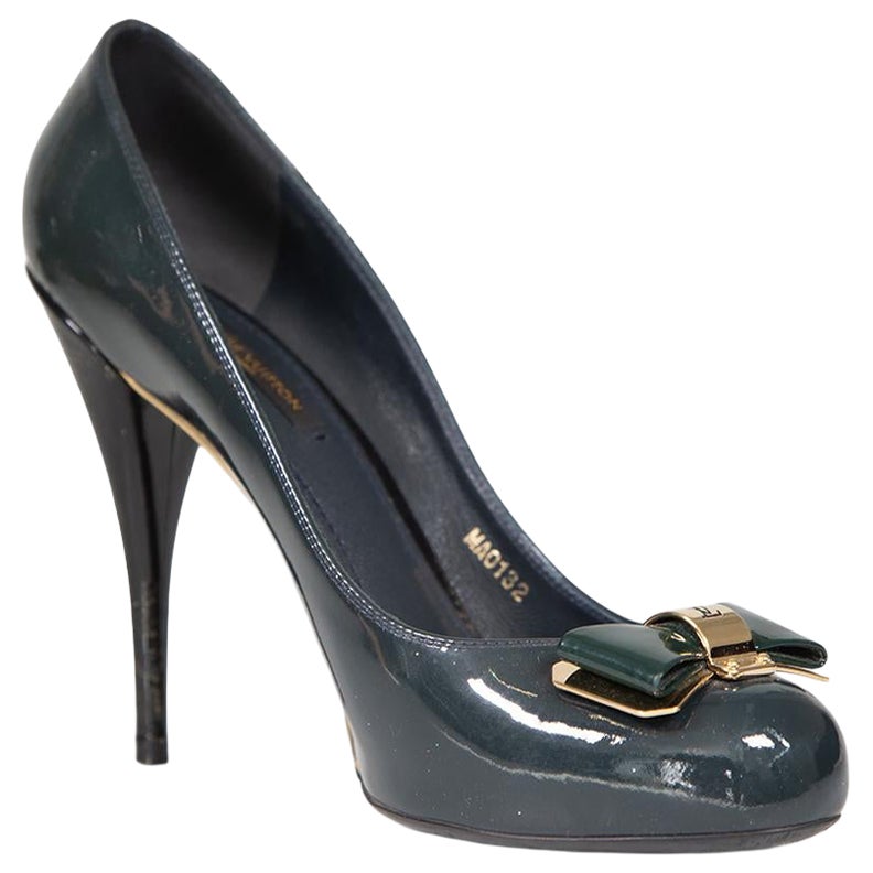 Louis Vuitton Green Patent Bow Pumps Size IT 40 en vente