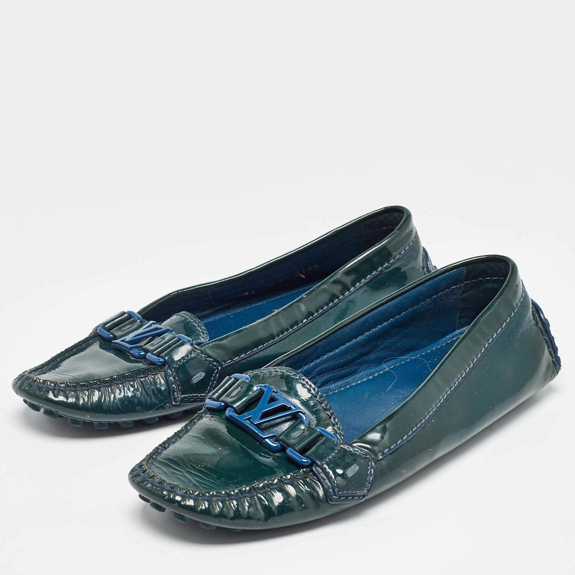 Lascia che questo comodo paio sia la tua prima scelta quando sei fuori per una lunga giornata. Queste scarpe di design hanno tomaie ben cucite e suole resistenti.