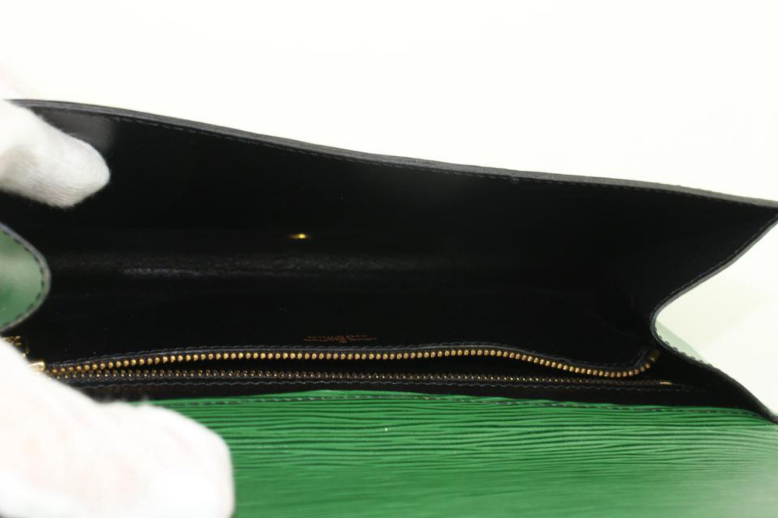 Women's Louis Vuitton Green Pochette Clutch Epi Borneo Art Deco Envelope 18lz1106 Wallet For Sale
