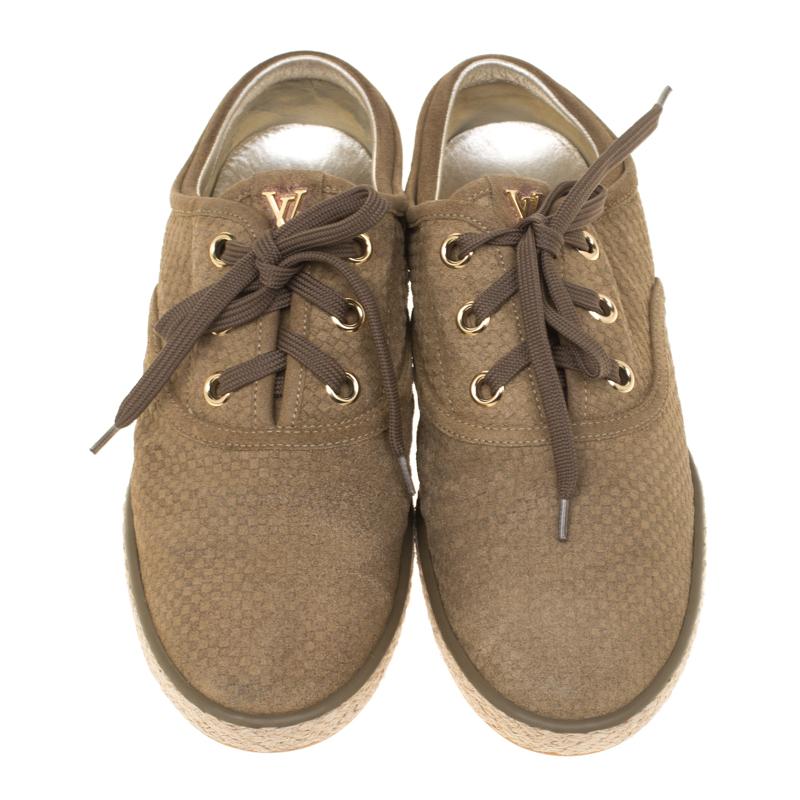 Masterfully crafted from quality suede, these Louis Vuitton sneakers are the perfect choice for day to day outings. They have a low top silhouette and the look is rounded off with lace-ups on the front. The pair features the iconic Damier print all