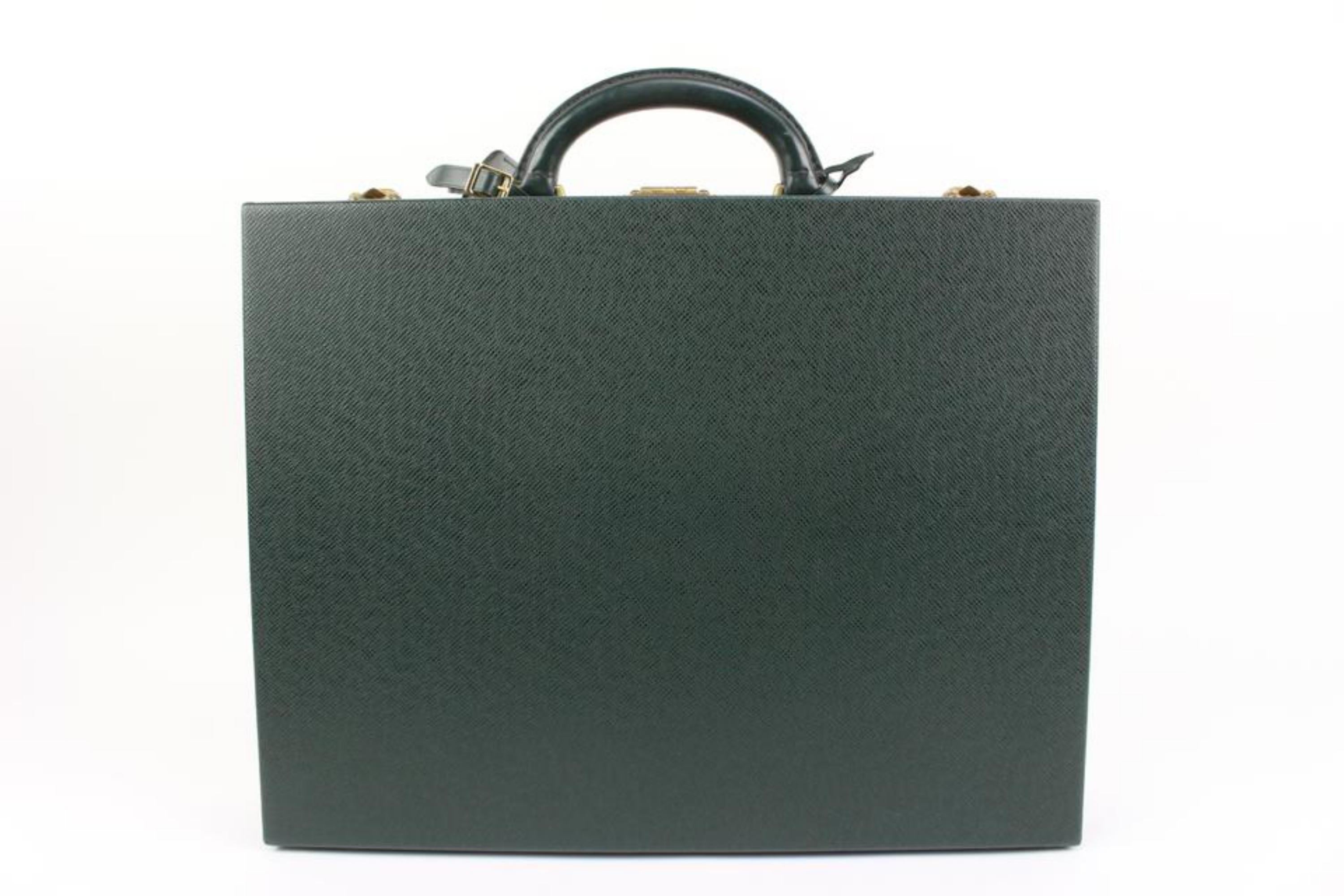 Louis Vuitton Green Taiga Diplomat Briefcase Hard Trunk 89lk323s In Good Condition In Dix hills, NY