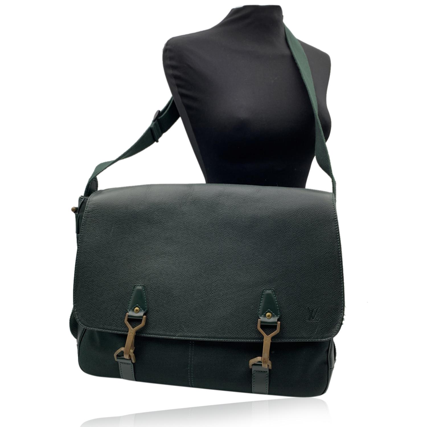 Louis Vuitton 'Dersou' Crossbody Bag aus grünem Taigaleder und Canvas. 2 Vordertaschen unter der Klappe und 1 Reißverschlussfach hinten. Klappe mit doppeltem Verschluss vorne. Das Innere ist aus einem dunkelgrünen Stoff. 1 seitliches