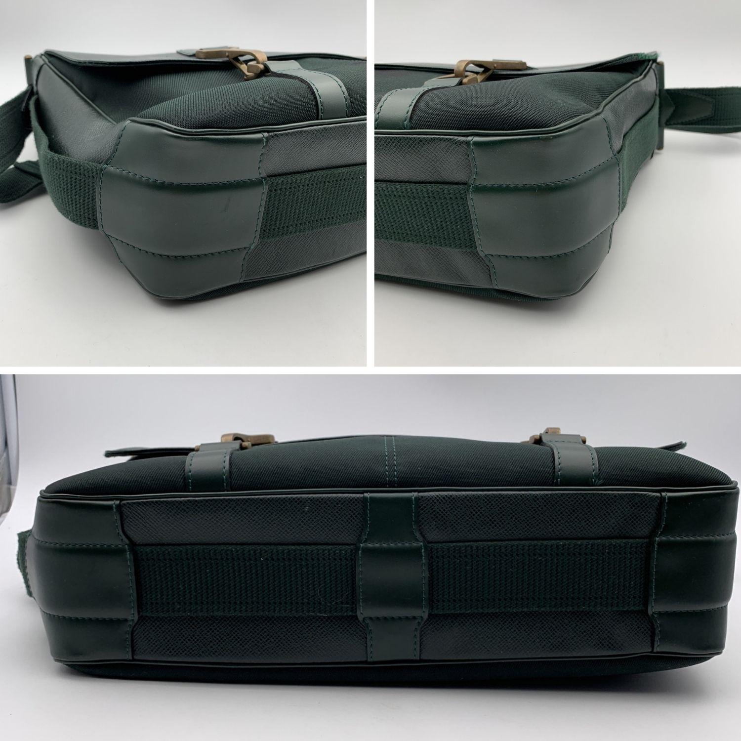 Louis Vuitton Grün Taiga Lather Dersou Crossbody Messenger Bag im Zustand „Gut“ in Rome, Rome