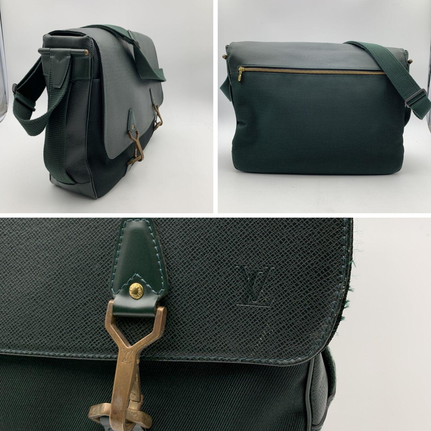 Louis Vuitton Grün Taiga Lather Dersou Crossbody Messenger Bag für Damen oder Herren