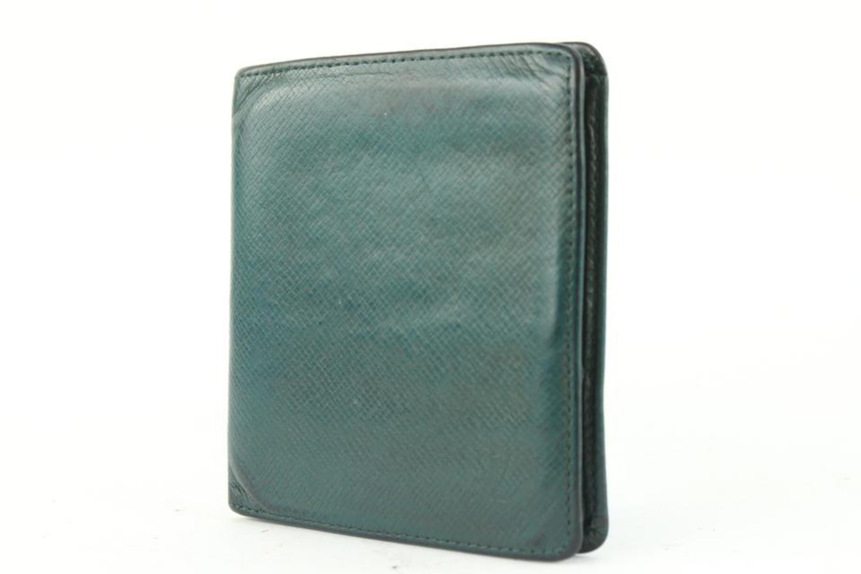 Louis Vuitton Green Taiga Leather Bifold Men's Wallet Marco Florin Slender 5LV111
Date Code/Serial Number: MI 870
Made In: France
Measurements: Length: 4 