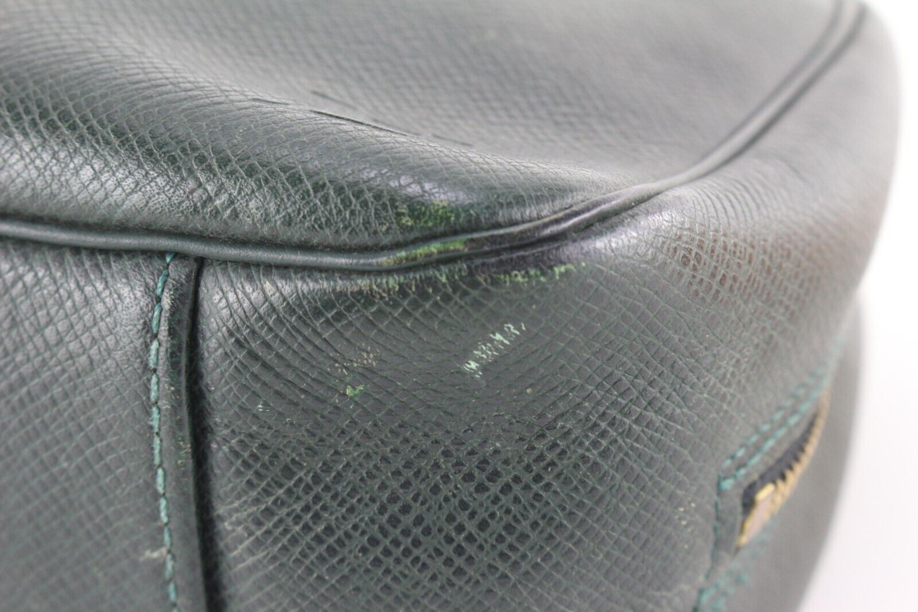 Louis Vuitton Green Taiga Leather Cosmetic Pouch Trousse 9LK0425 In Fair Condition For Sale In Dix hills, NY