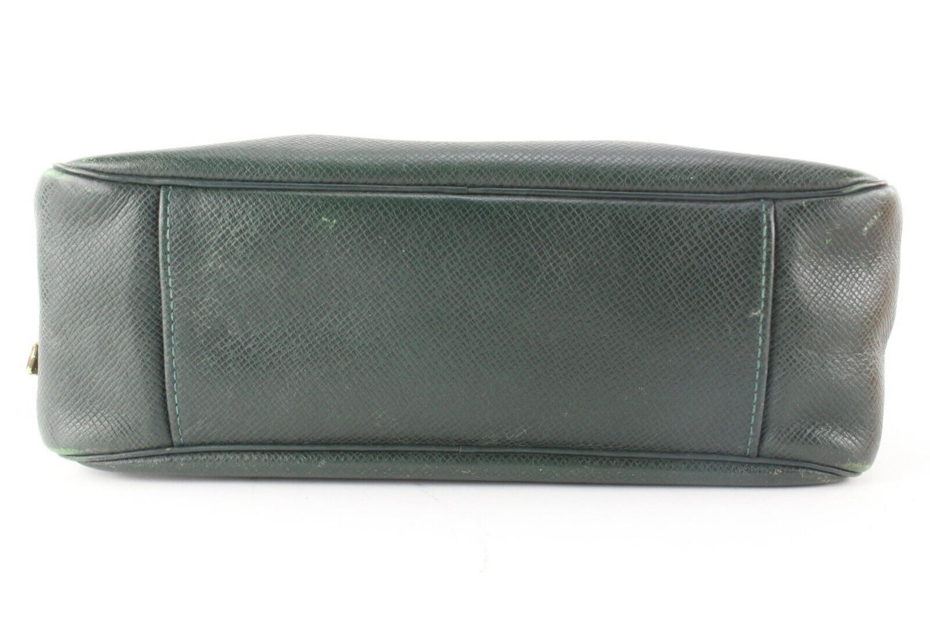 Louis Vuitton Green Taiga Leather Cosmetic Pouch Trousse 9LK0425 For Sale 2
